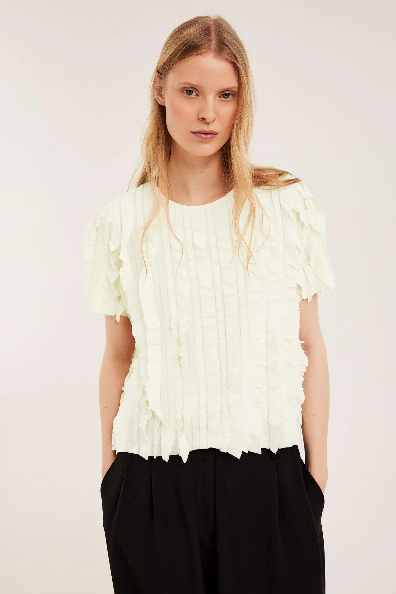 Paita, jossa on röyhelöt