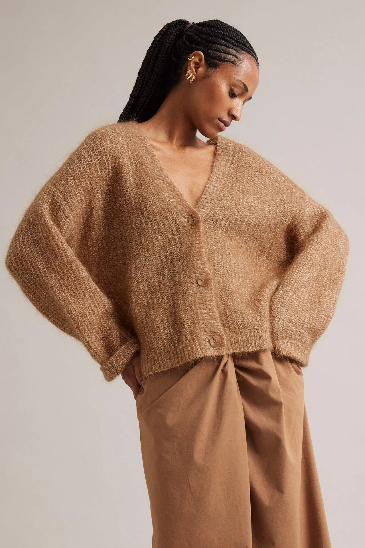 Mohairsekoitteesta valmistettu neuletakki