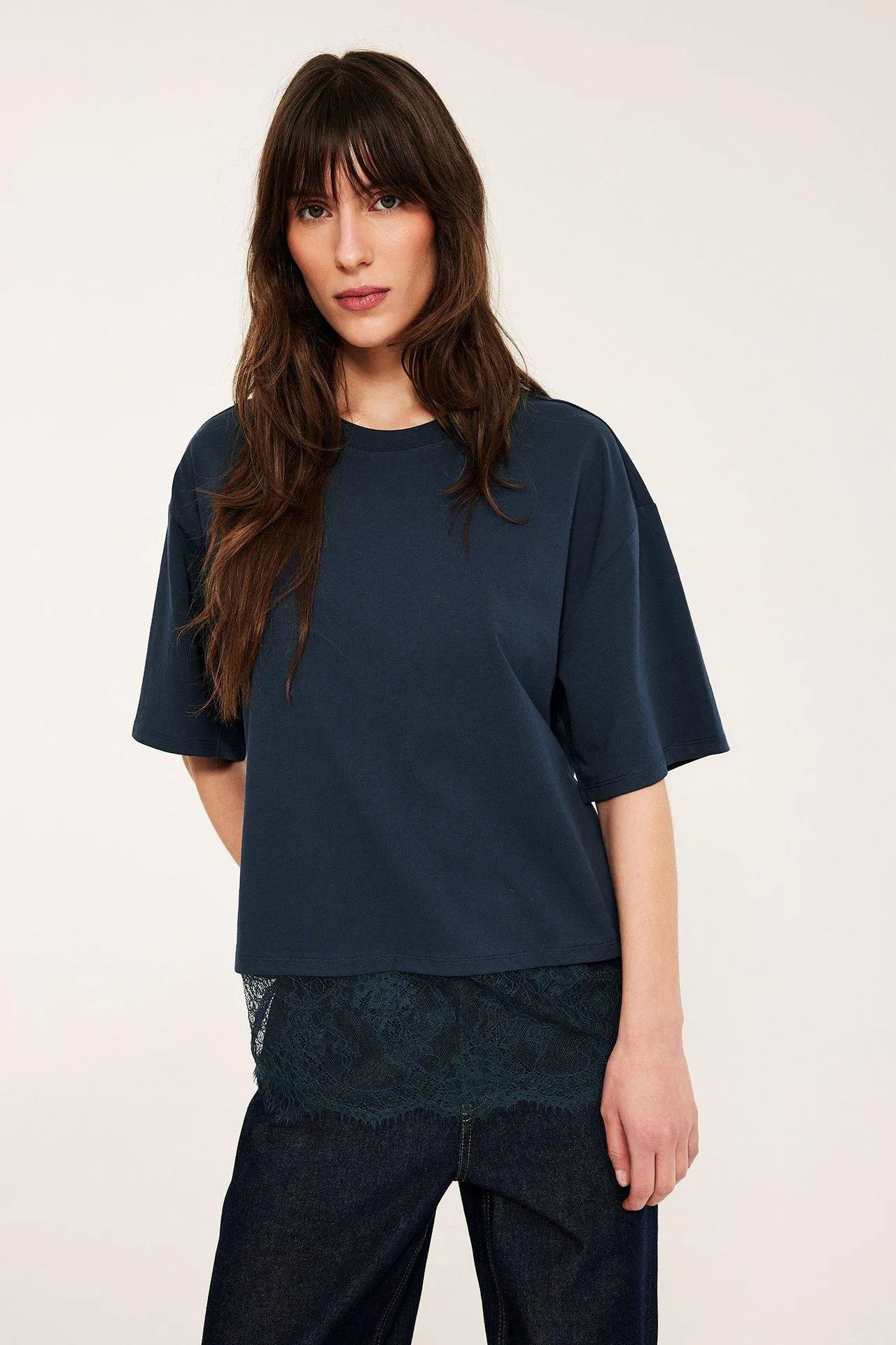 T-paita pitsireunalla