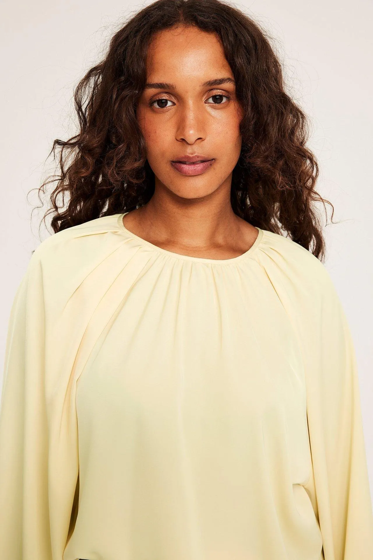 Paita, jossa on pallohihat