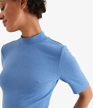 Ribattu paita, jossa on poolokaulus