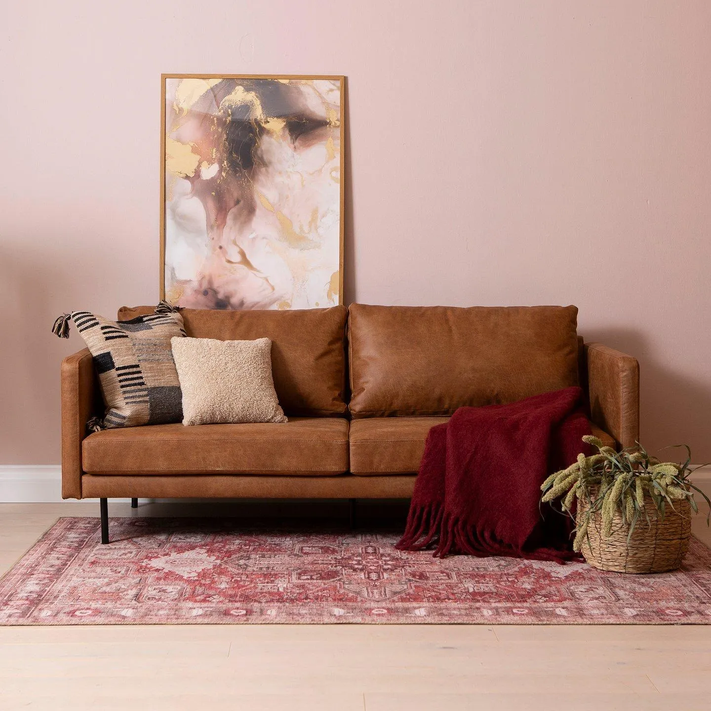 3-istuttava sohva, Essenza 04 konjakki (sis. mustat metallijalat)