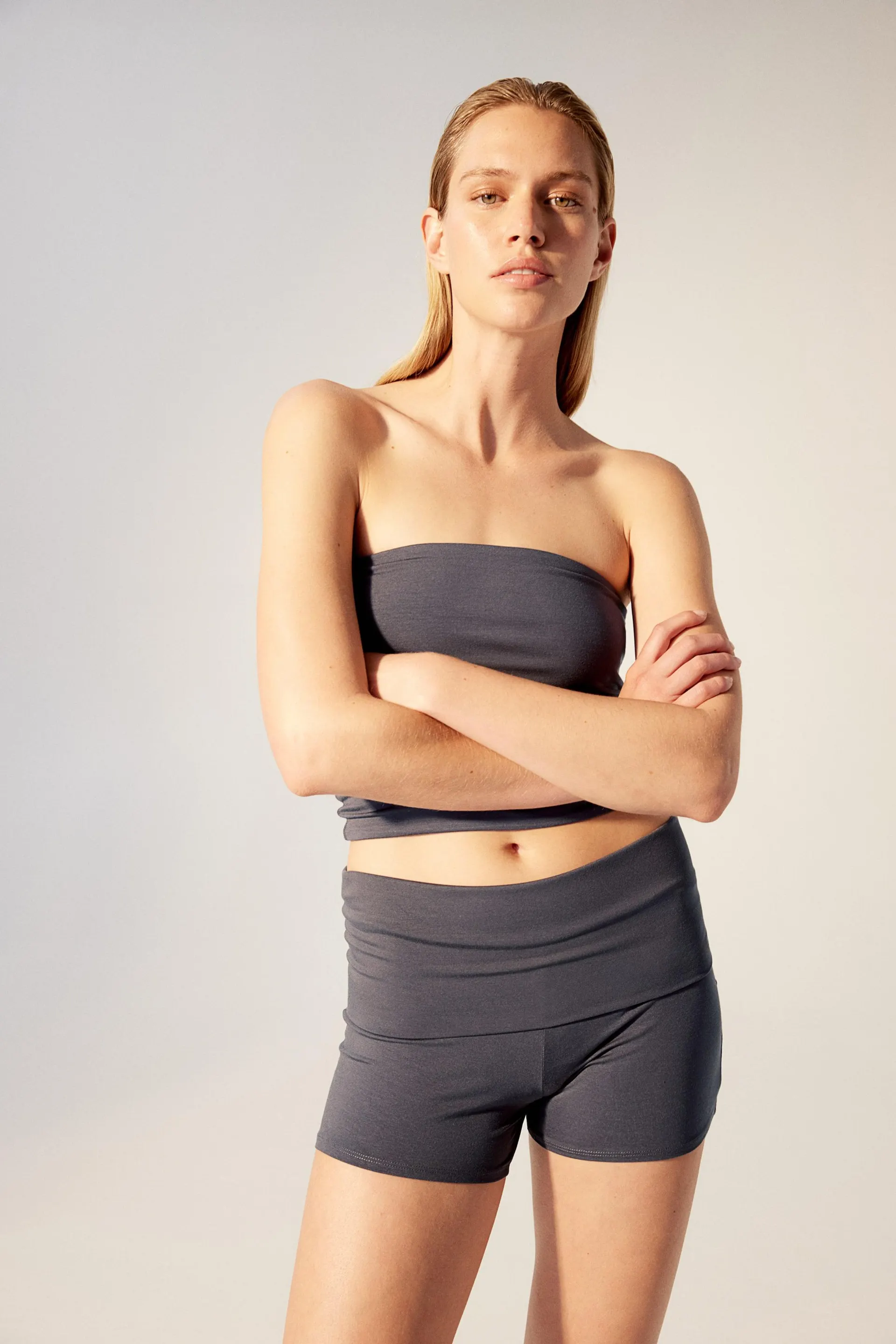 Taitevyötäröiset minishortsit