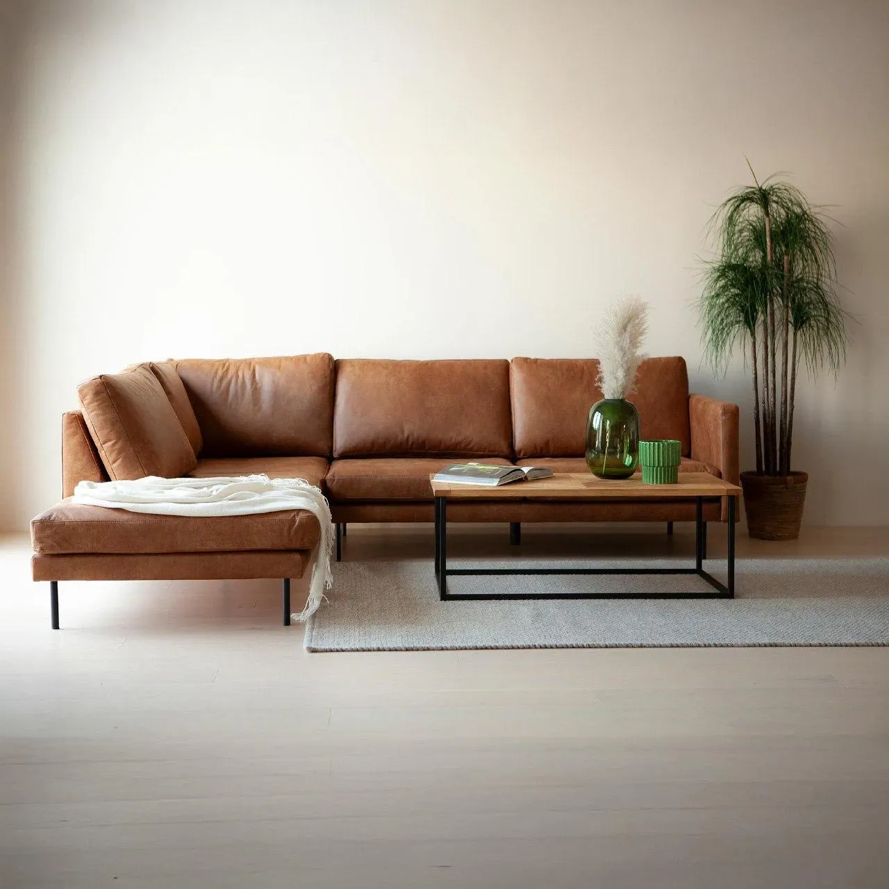 avokulmasohva (vasen) vaaleanruskea bonded-nahka / mustat metallijalat