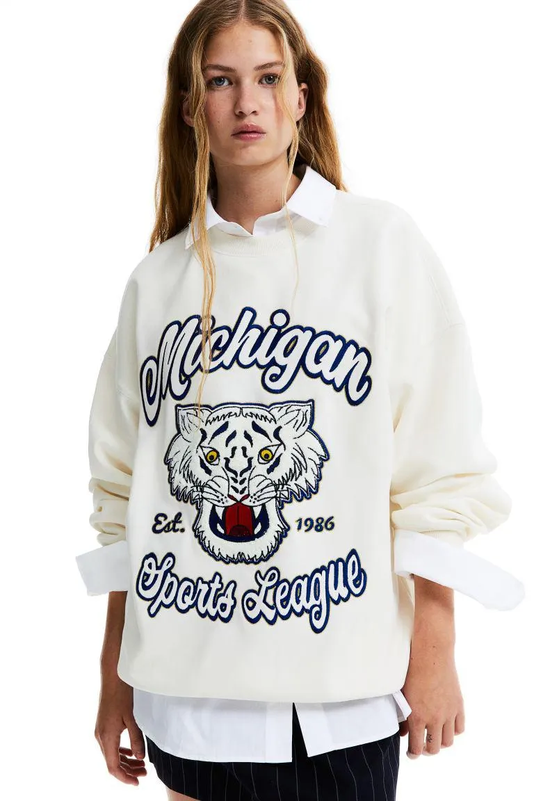 Kirjailtu oversize-collegepusero