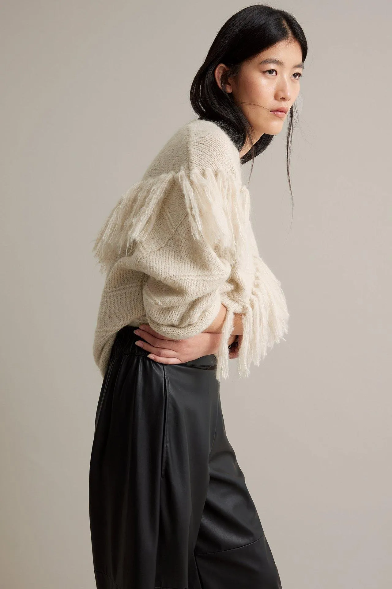 Neulottu pusero hapsuilla