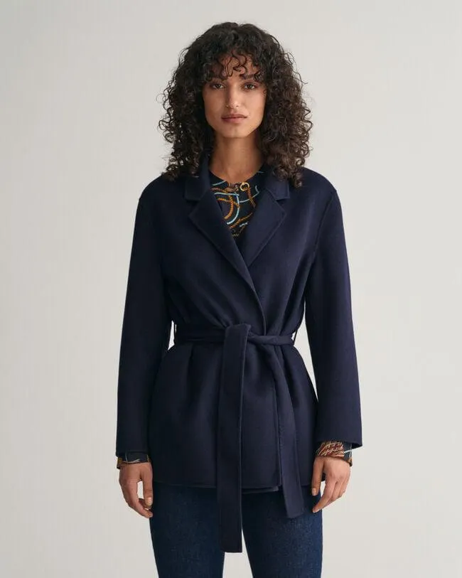 Käsin tikattu bleiseri vyöllä