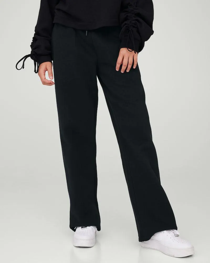 Collegehousut suorilla lahkeilla