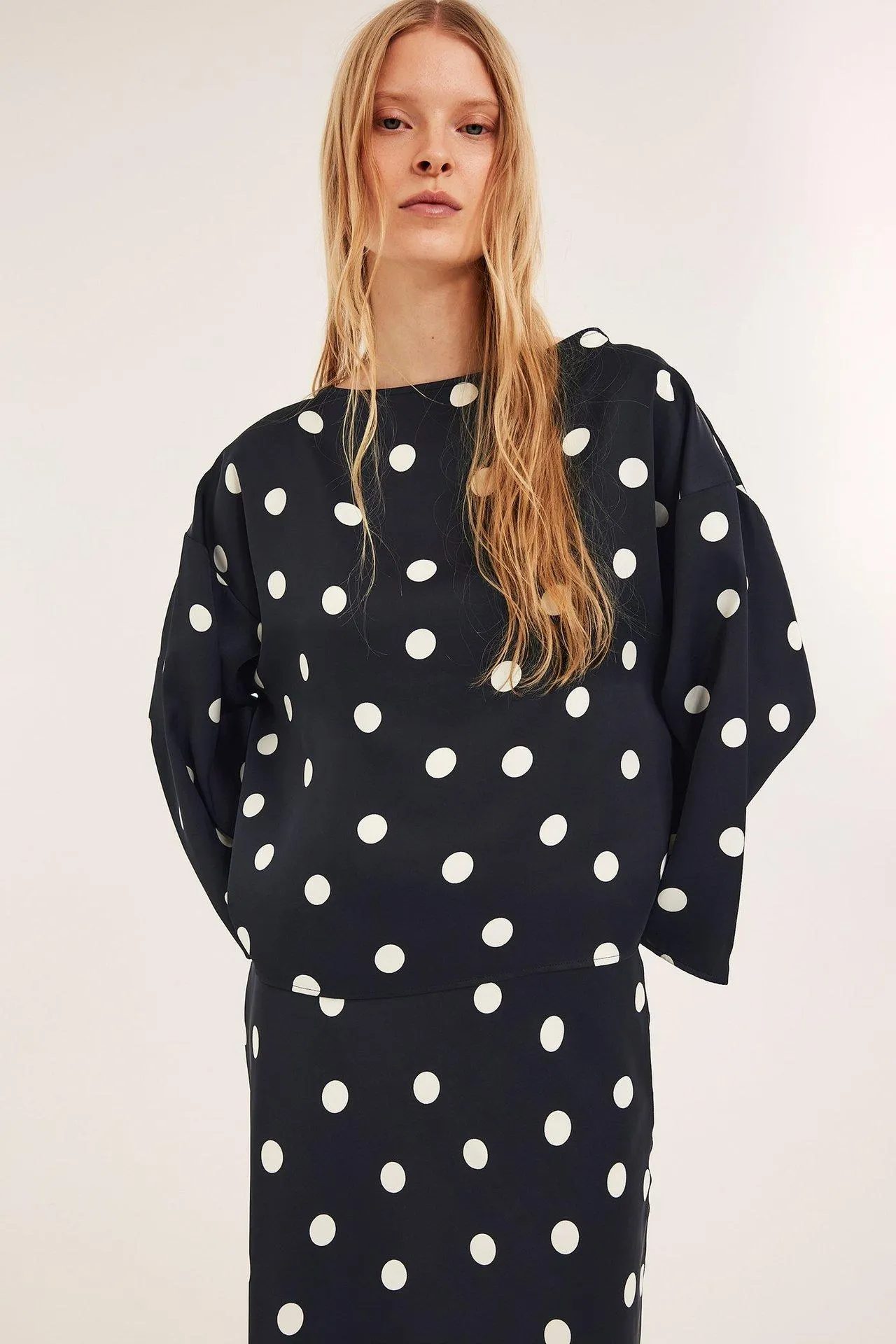 Pilkullinen satiinipusero