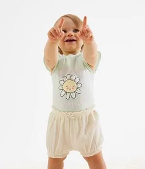 Puhvishortsit röyhelöillä