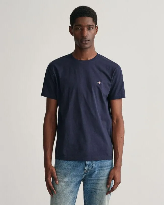 Slim fit ‑mitoitettu Shield-t‑paita