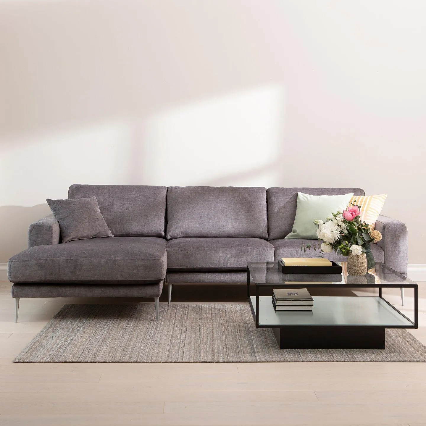 3-istuttava divaanisohva tumman harmaa