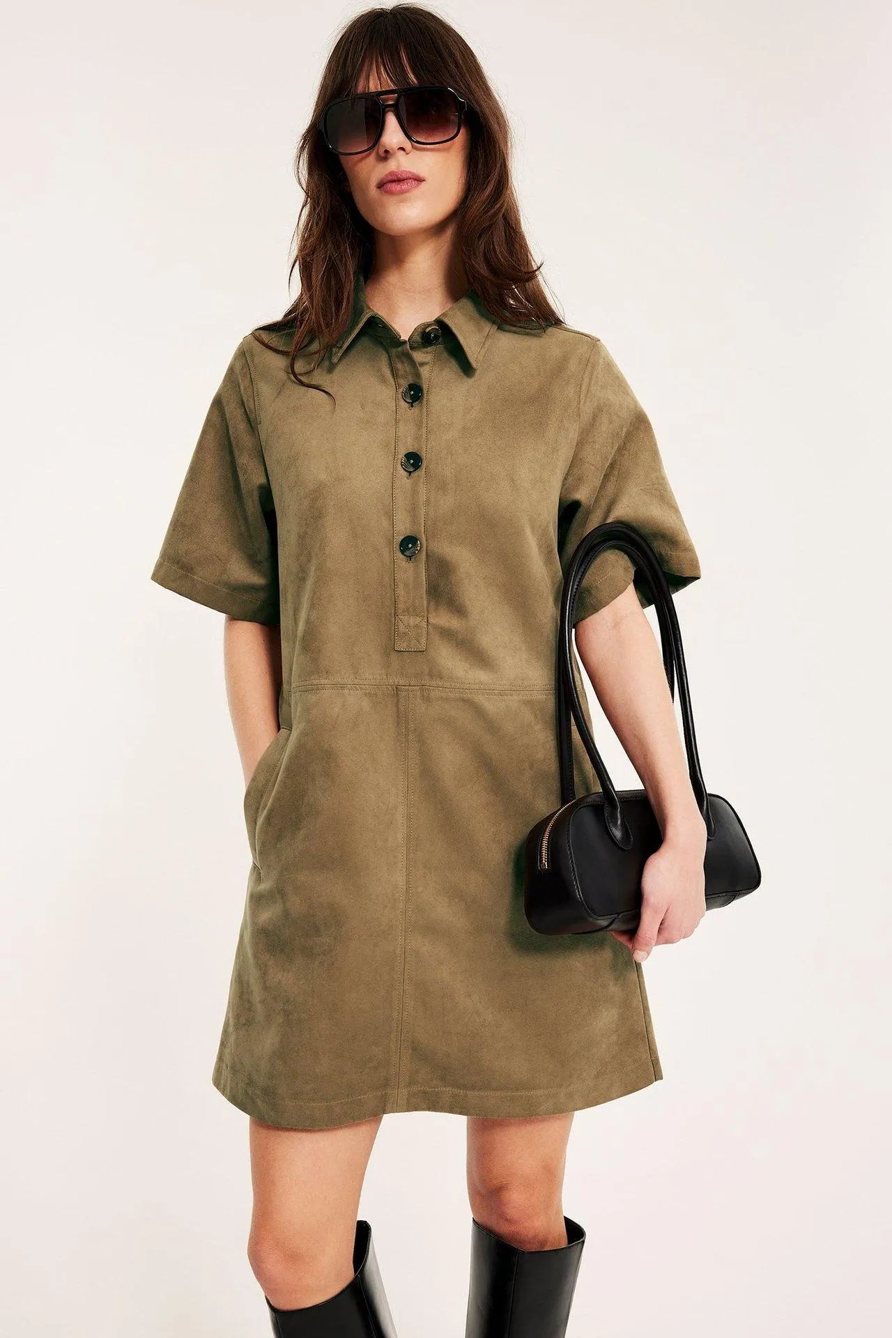 Lyhyt mekko mokkanahkajäljitelmästä