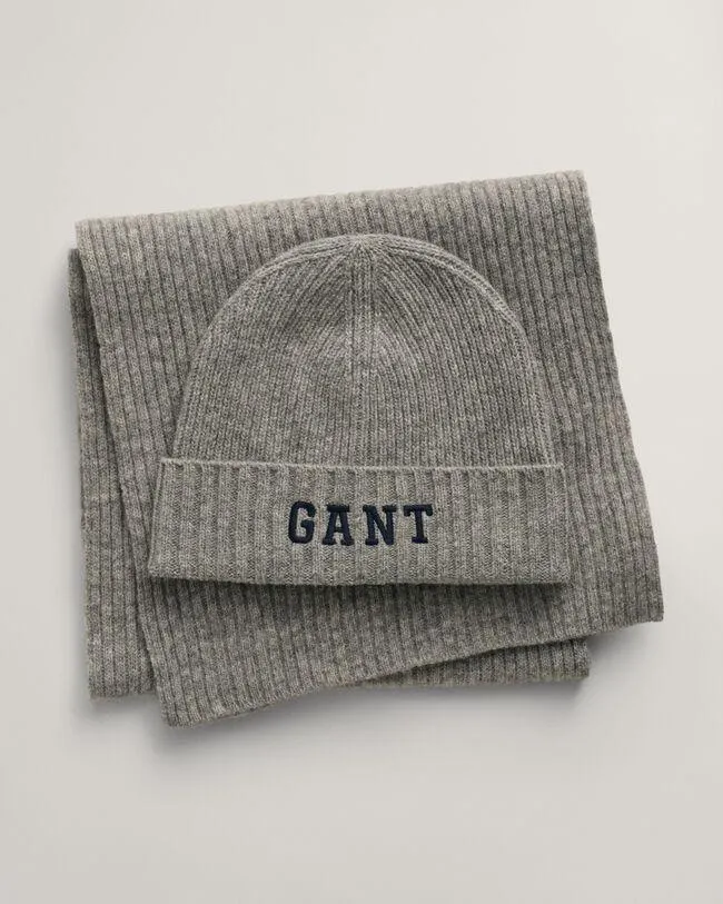 Pipo ja huivi lahjapakkauksessa