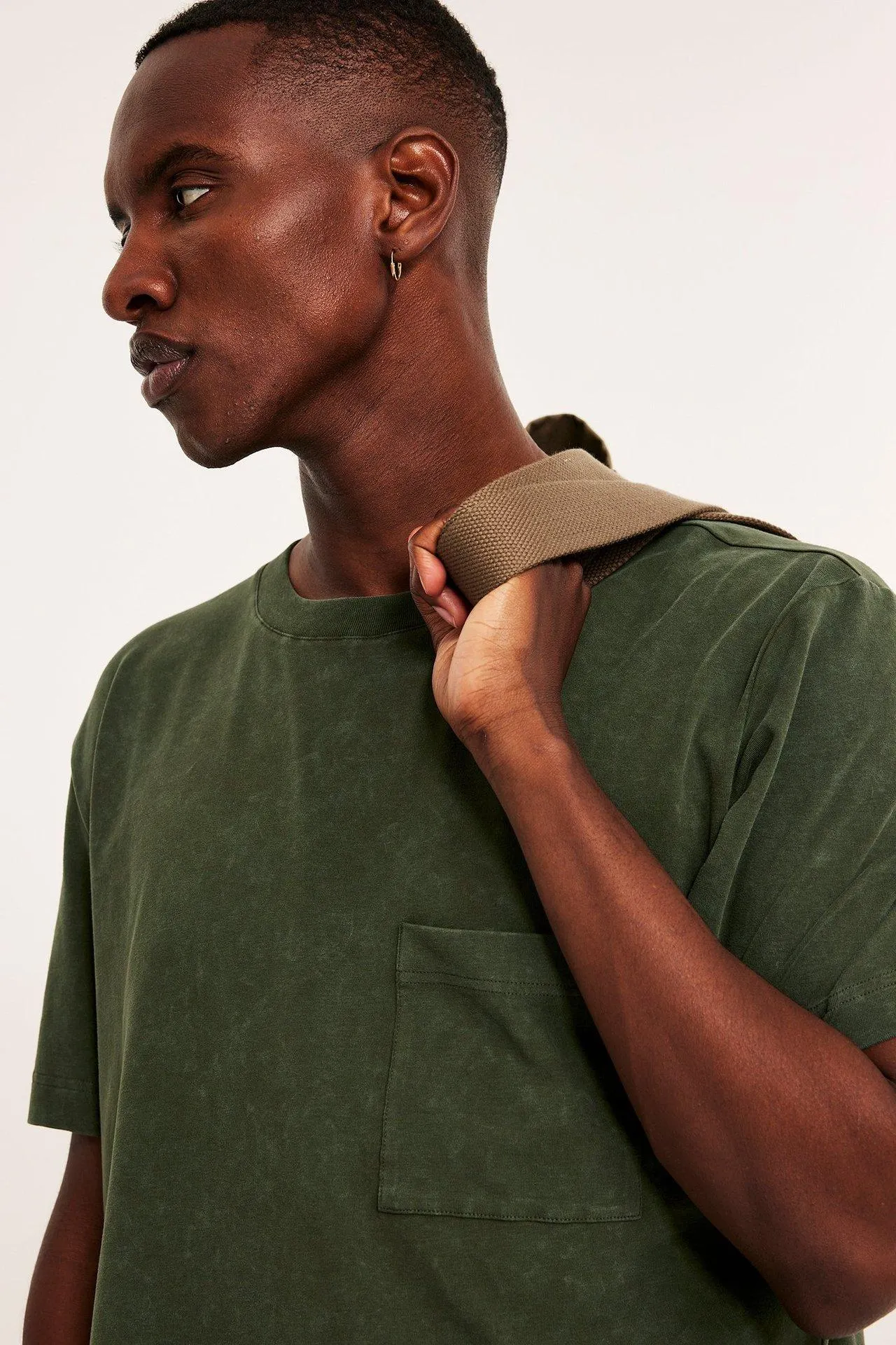 T-paita, jossa on rintatasku