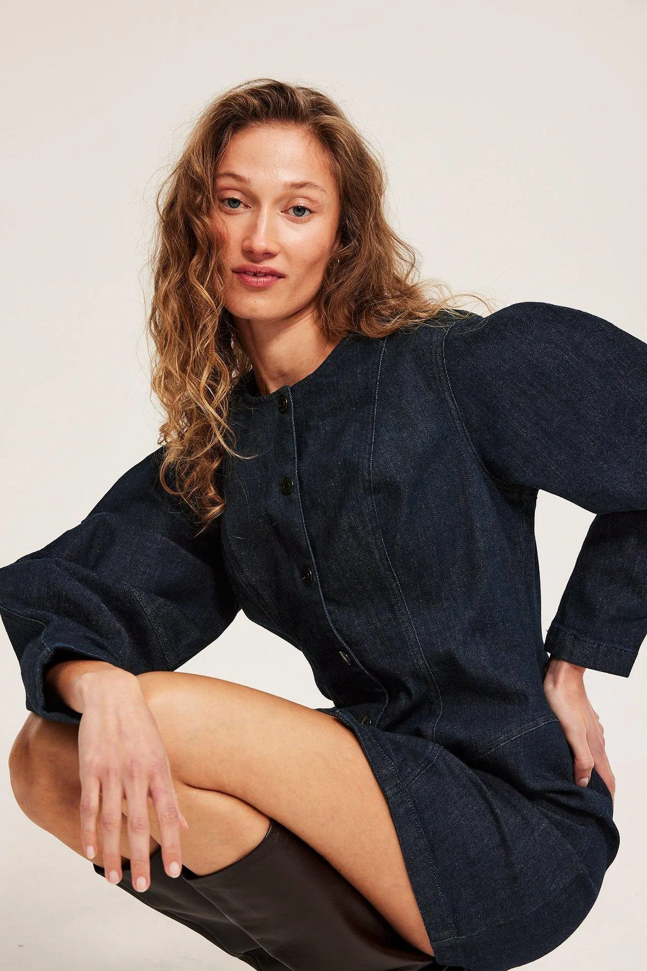 Farkkumekko, jossa on reilut hihat