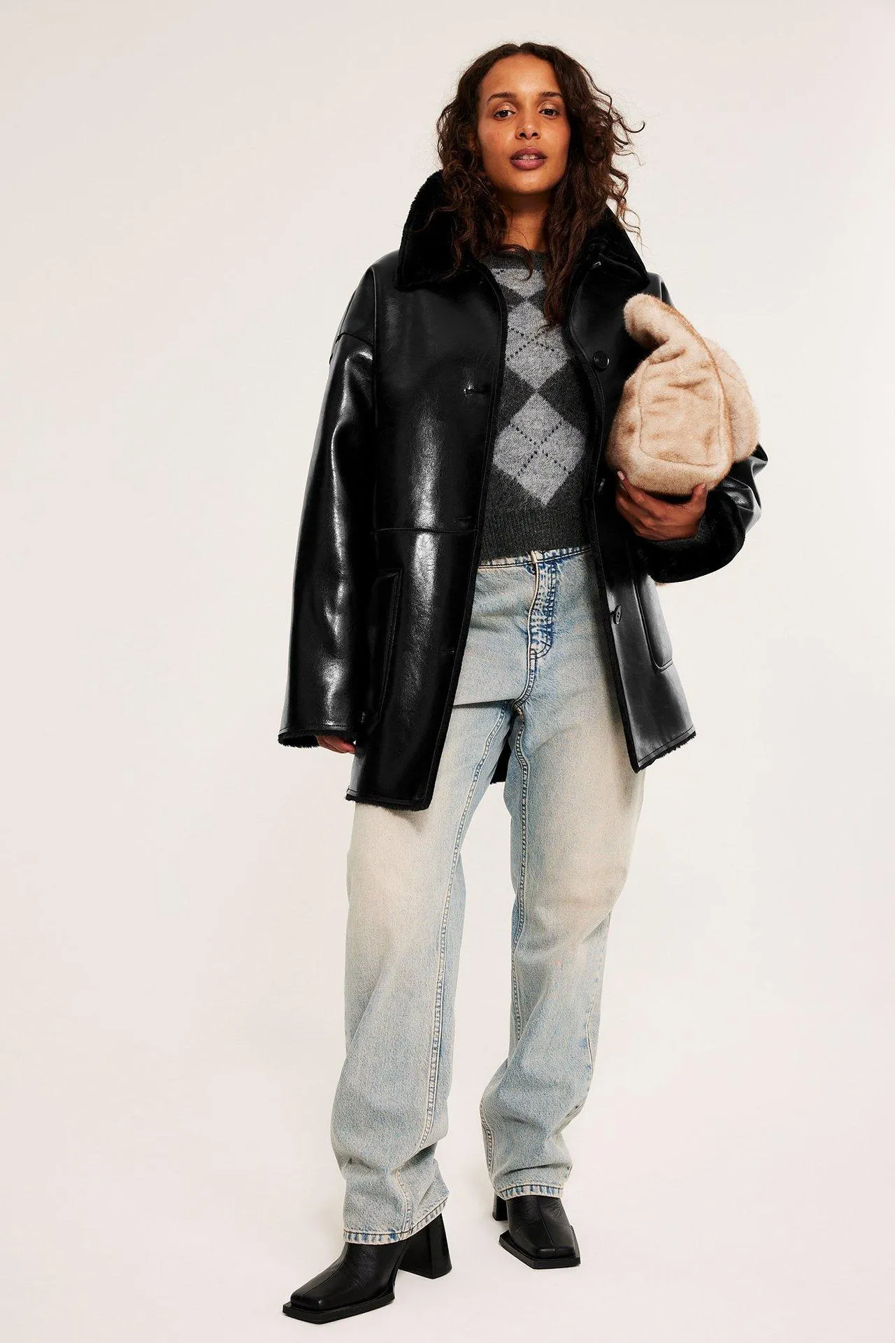 Nahkajäljitelmää oleva takki