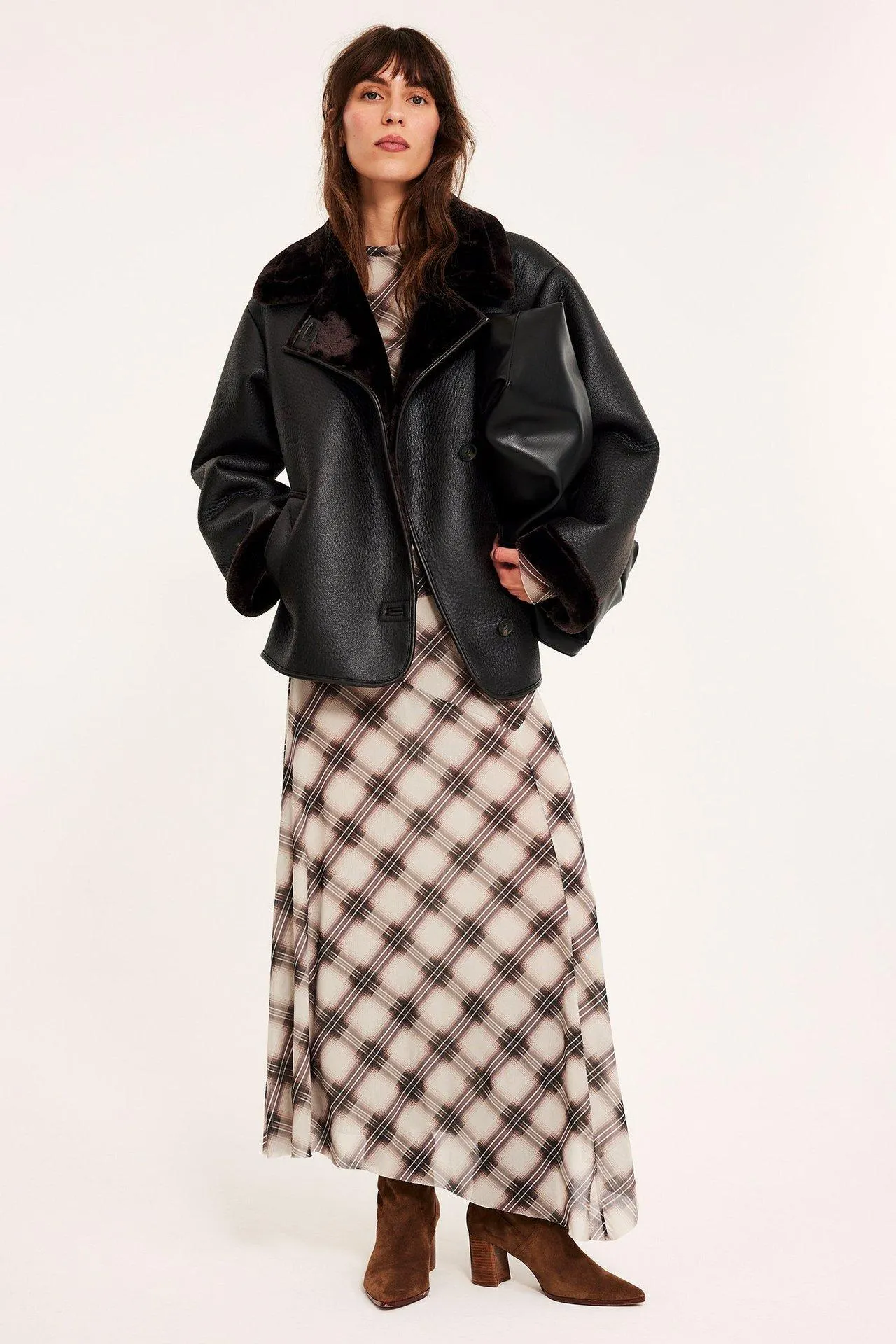 Nahkajäljitelmää oleva takki