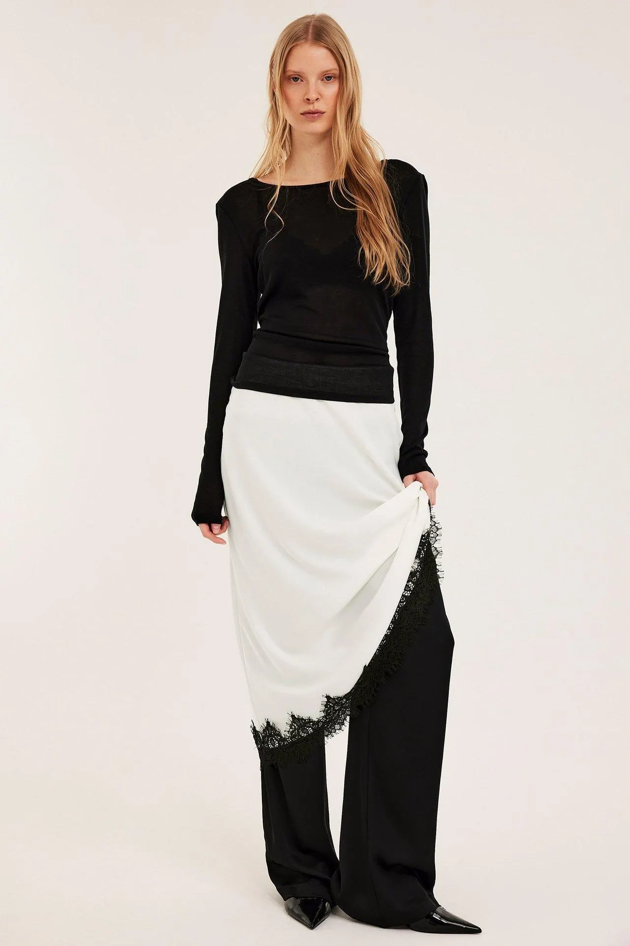 Satiinihame pitsireunalla