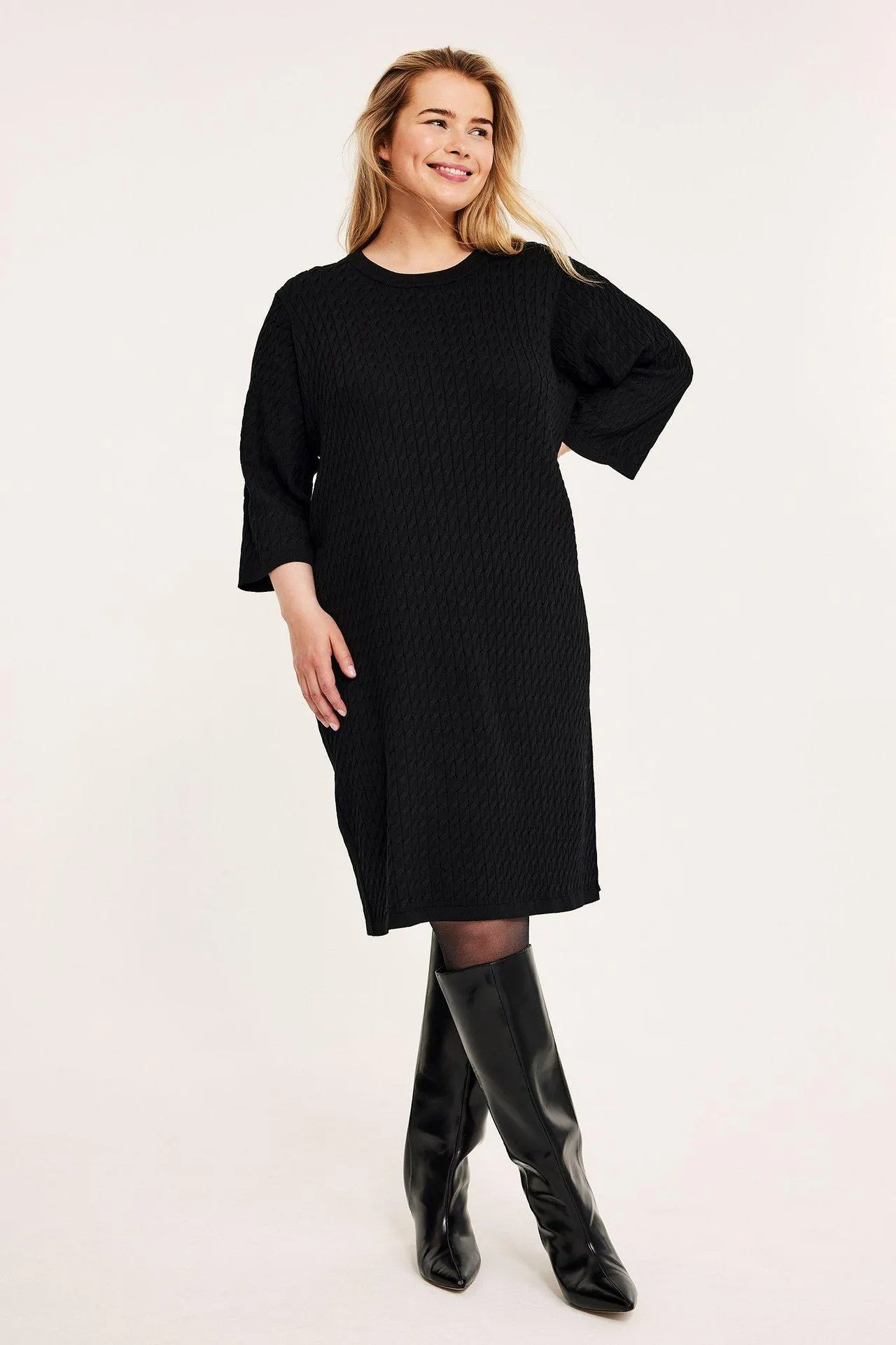 Palmikkoneulottu mekko