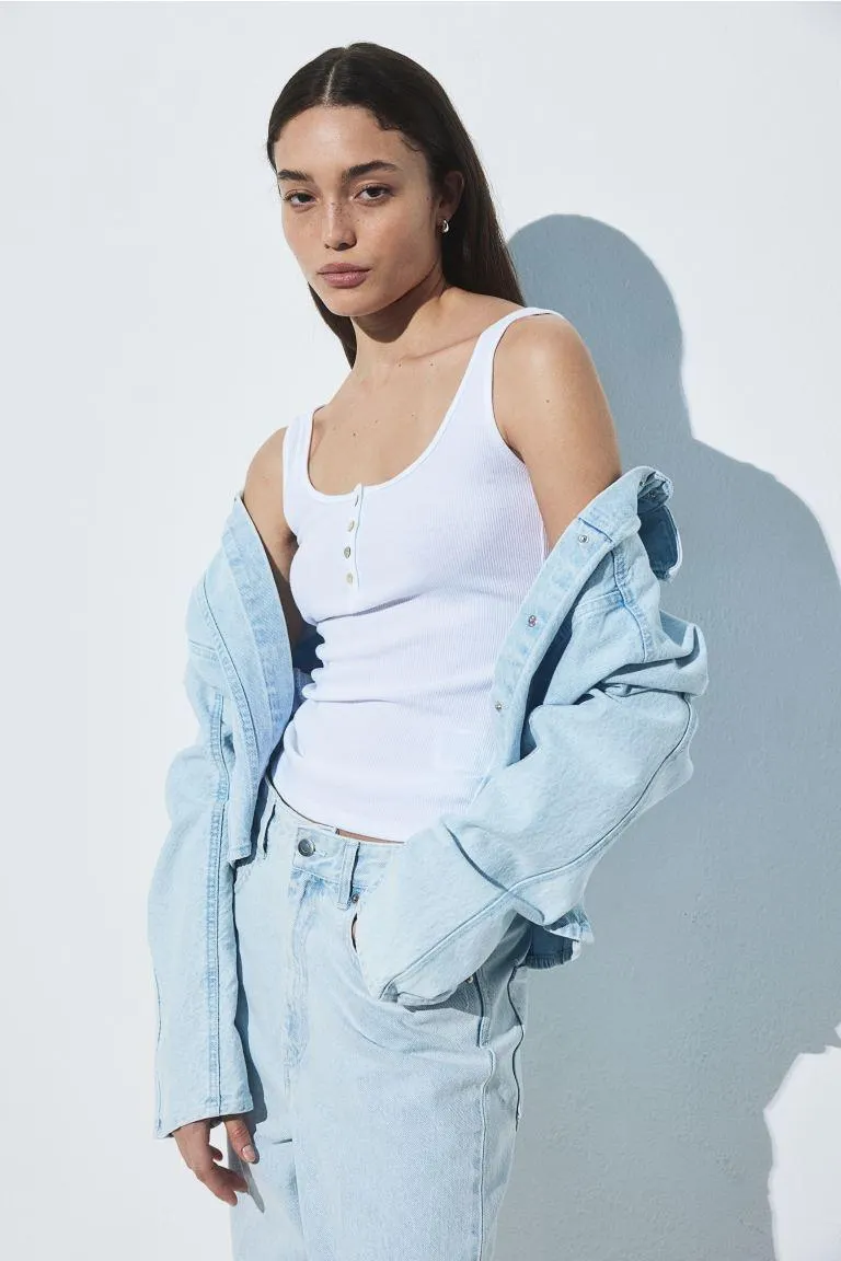 Ribattu napillinen toppi