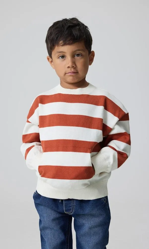 Pehmeä neulepusero taskulla