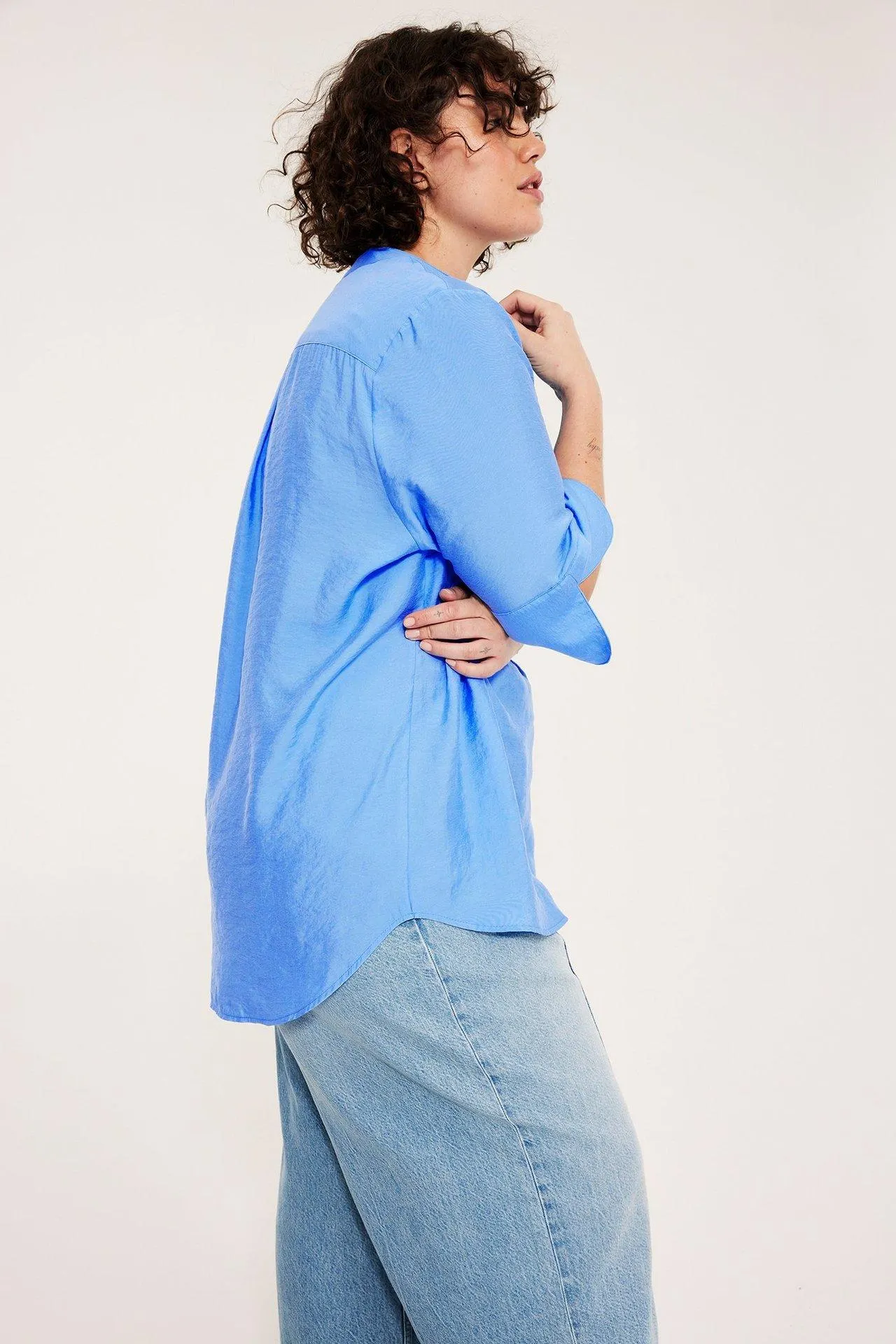 V-kauluksellinen pusero