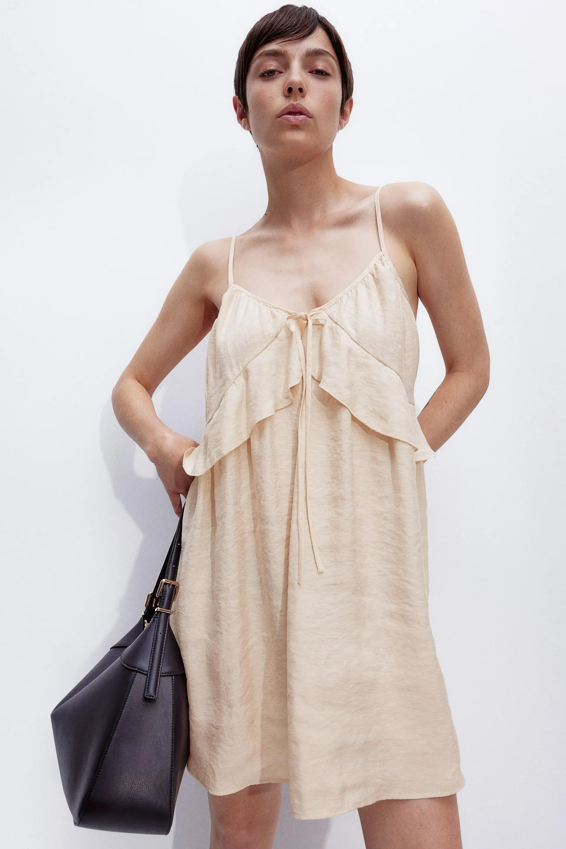 Röyhelöreunainen modaalisekoitteinen mekko