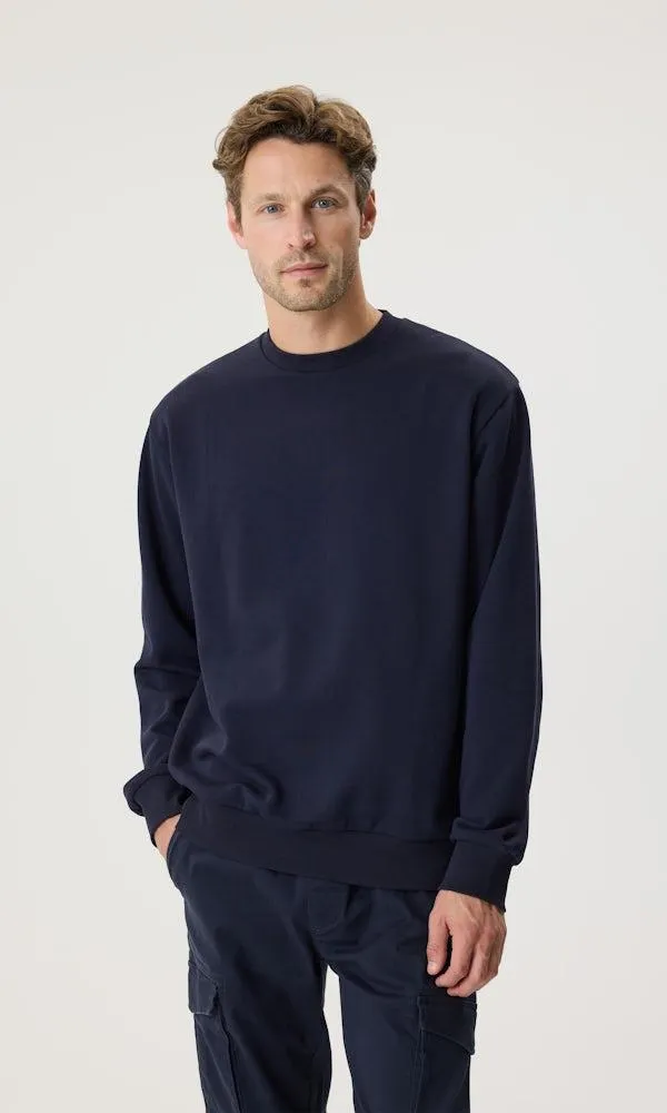 Collegepusero pyöreällä kaula-aukolla