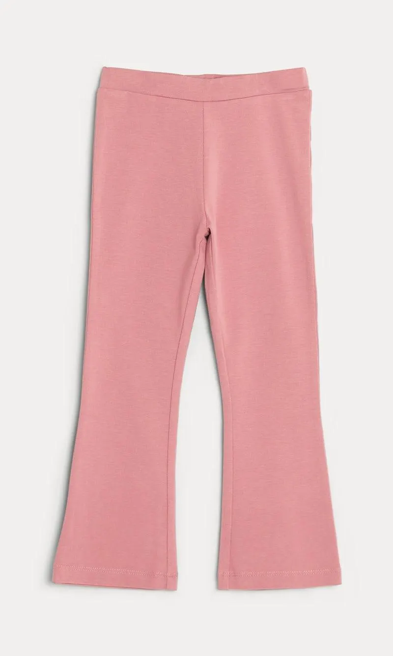 Leggingsit levenevillä lahkeilla