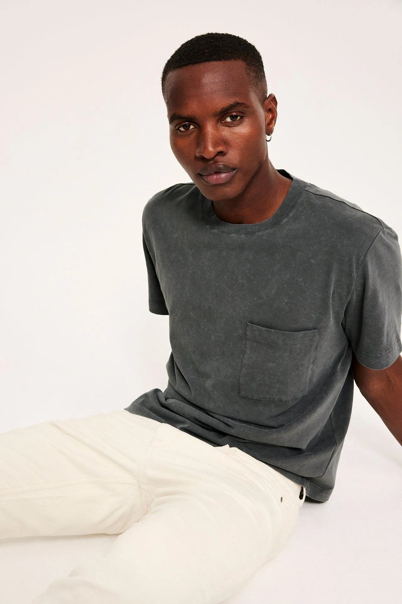 T-paita, jossa on rintatasku