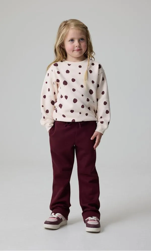 Collegehousut suorilla lahkeilla