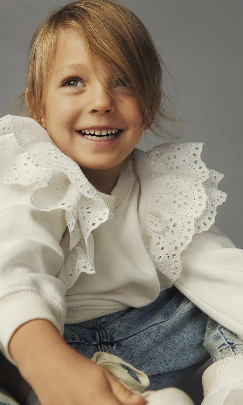 Collegepusero suloisilla röyhelöillä