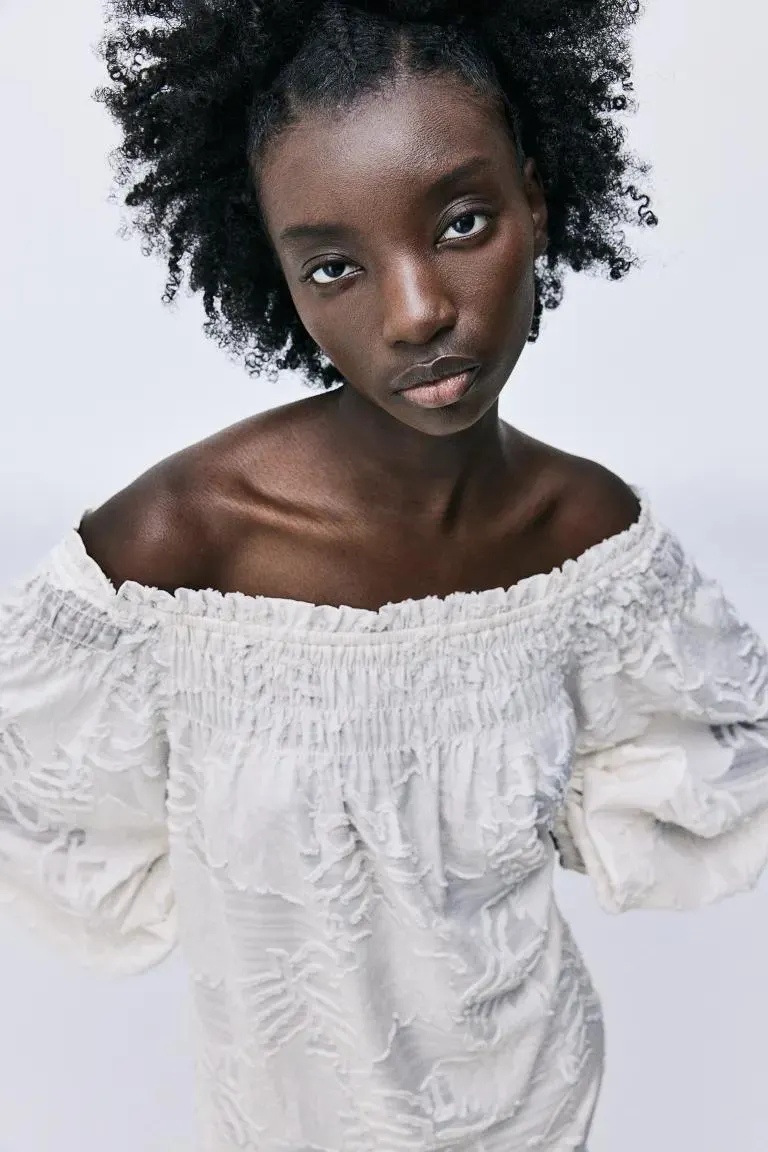 Jakardikankainen off shoulder -mekko