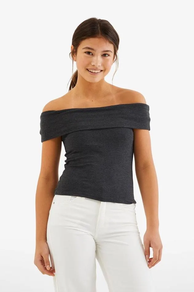 Off shoulder -paita