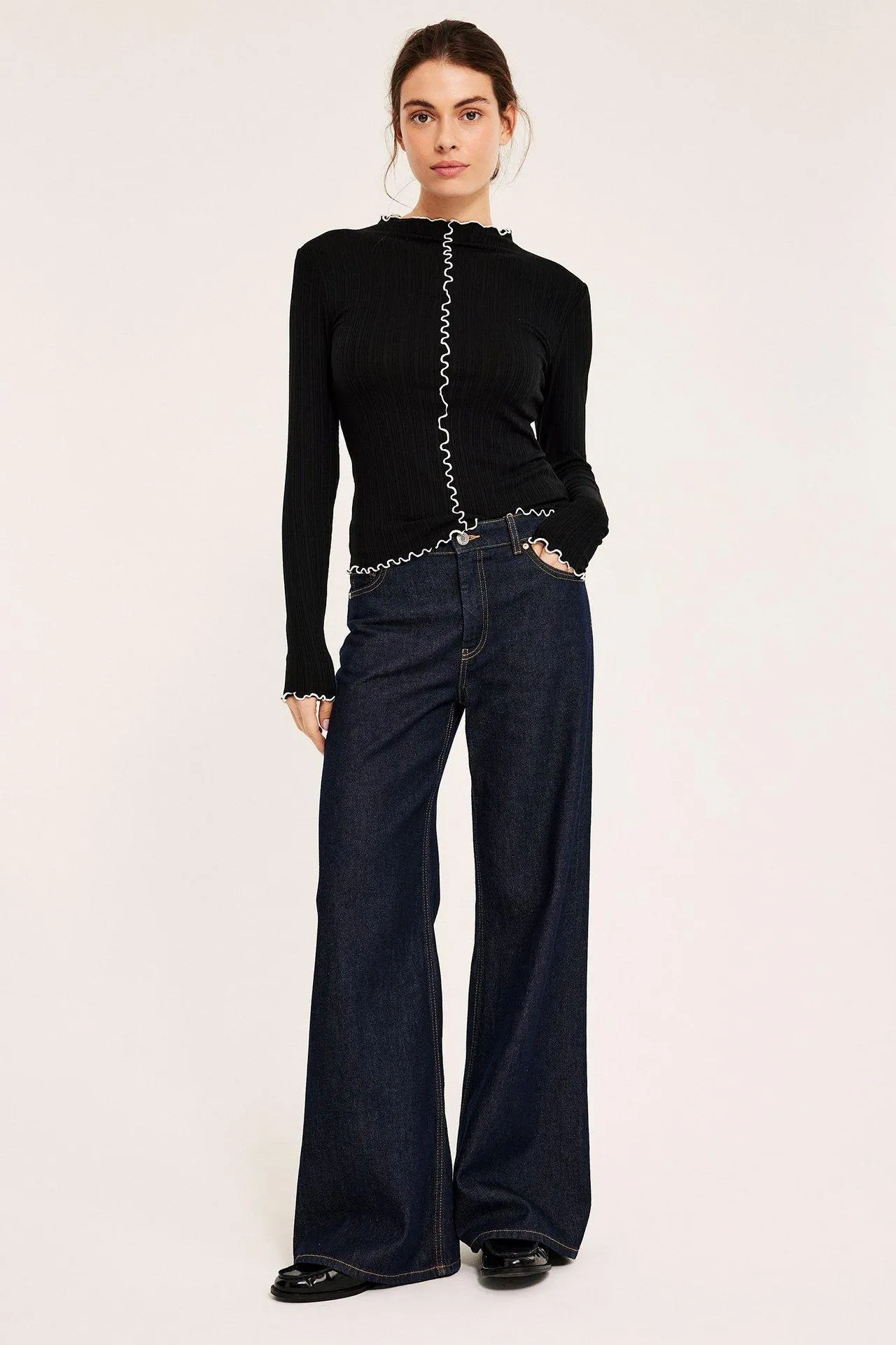 Pitkähihainen paita, jossa on babyoverlock-reunat