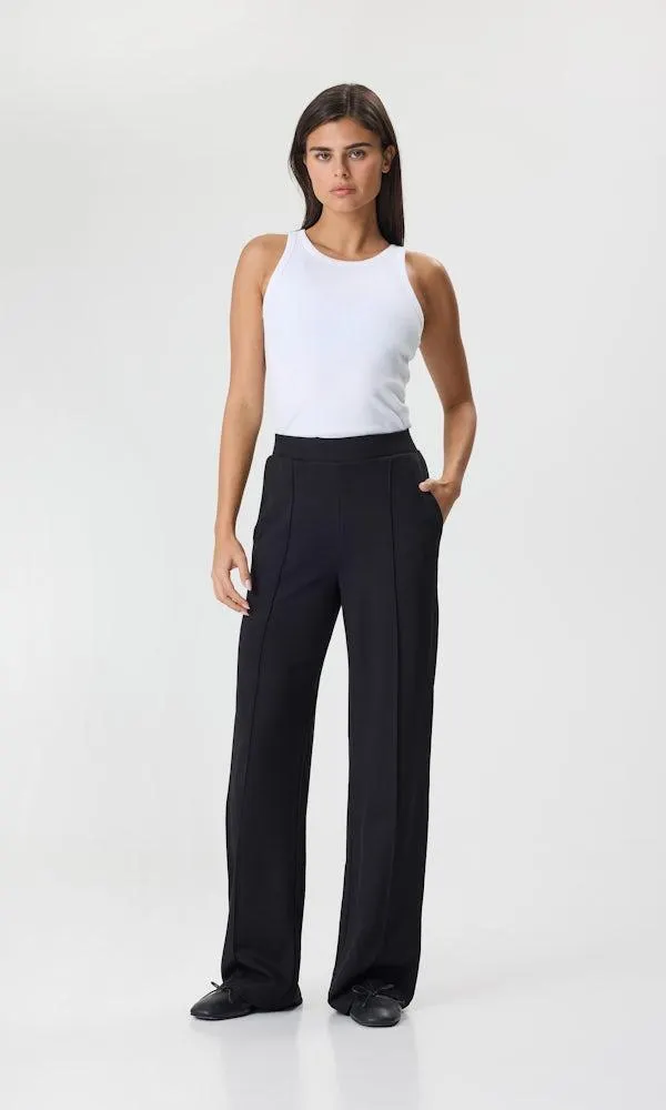 Pehmeät puvunhousut