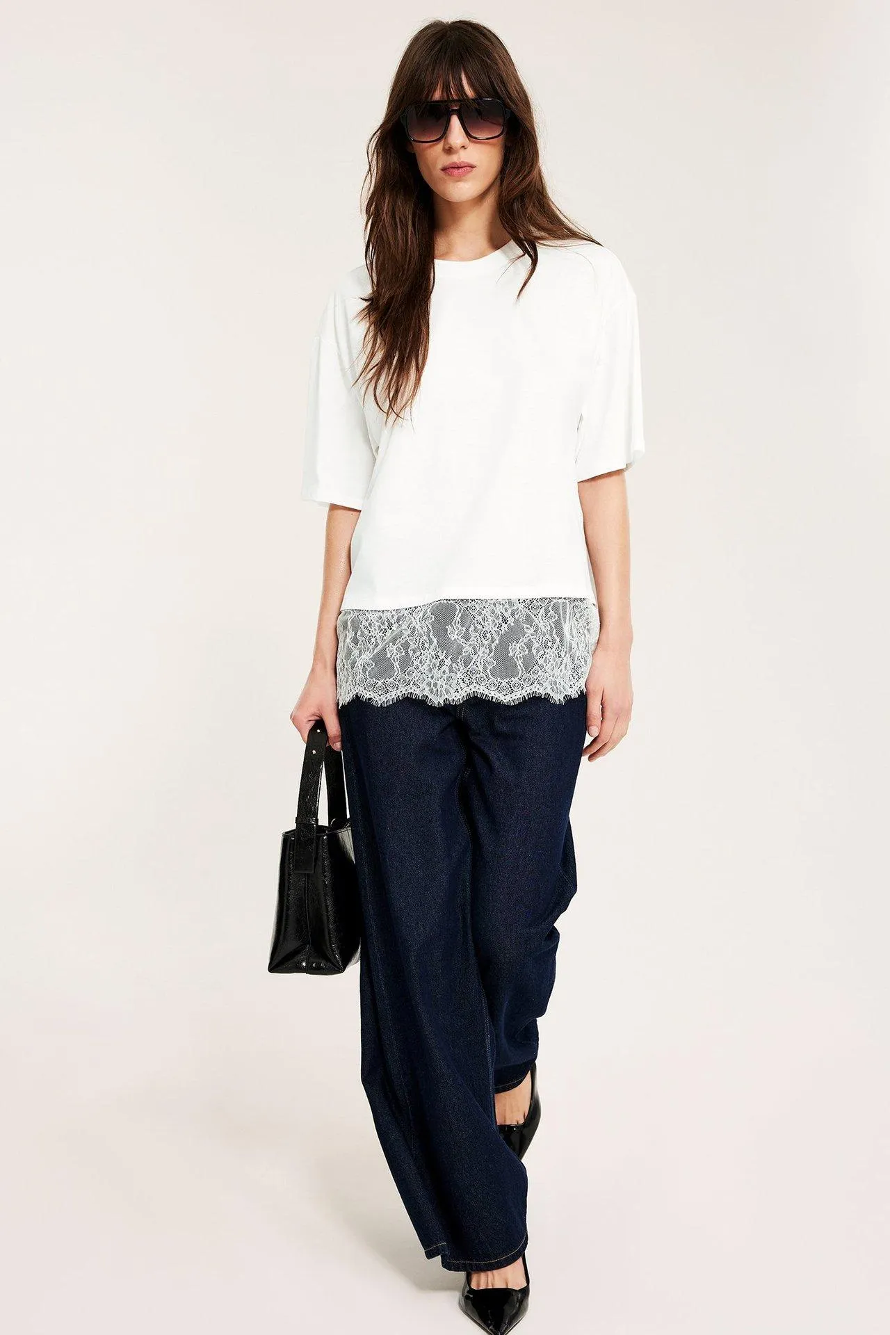 T-paita pitsireunalla