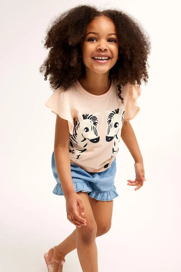 T-paita, jossa on röyhelöhihat