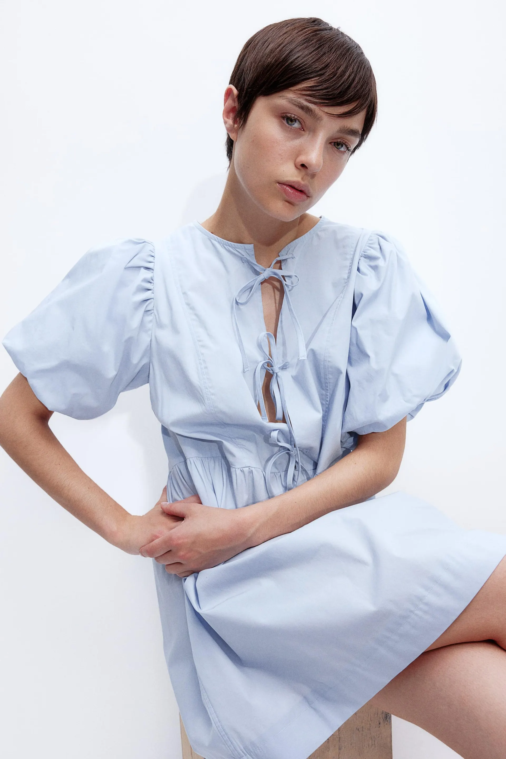 Solmittava puhvihihainen mekko