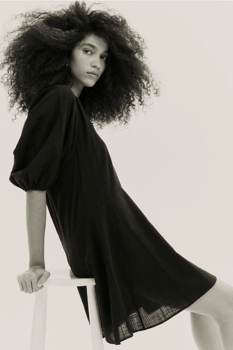 Alaosasta levenevä mekko