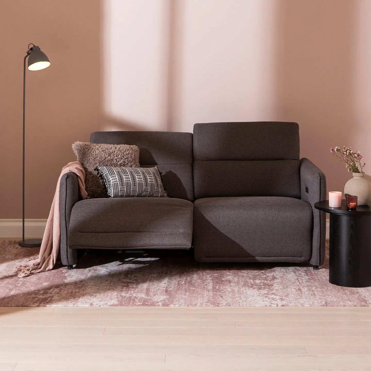 3-istuttava sohva sähkömekanismilla tummanharmaa