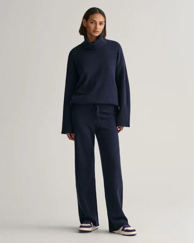 Hieman normaalia korkeampi vyötärö ja leveät lahkeet