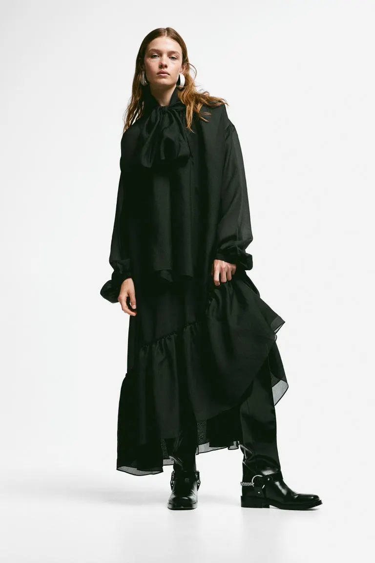 Rusettikauluksinen mekko