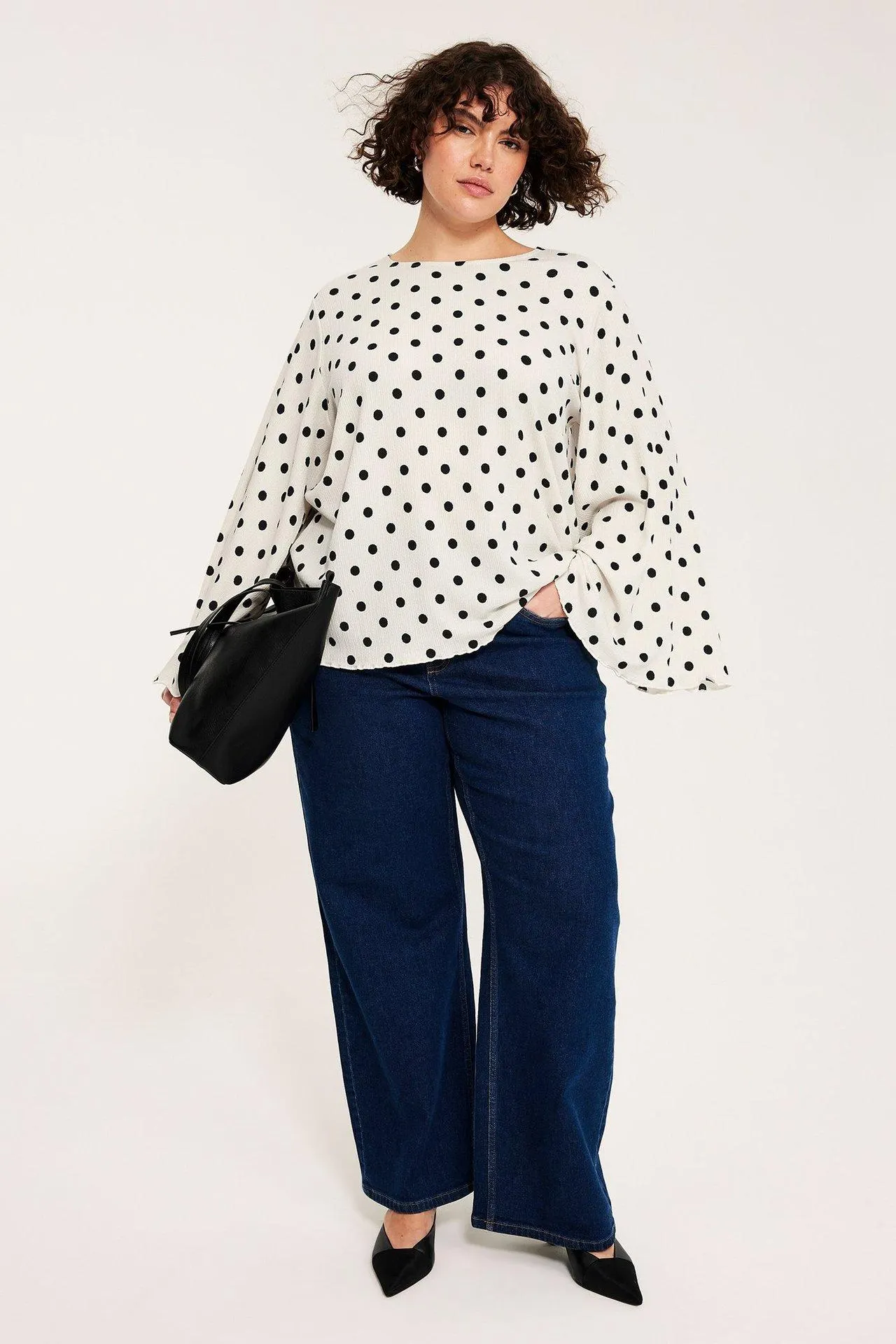 Paita, jossa on leveät hihat