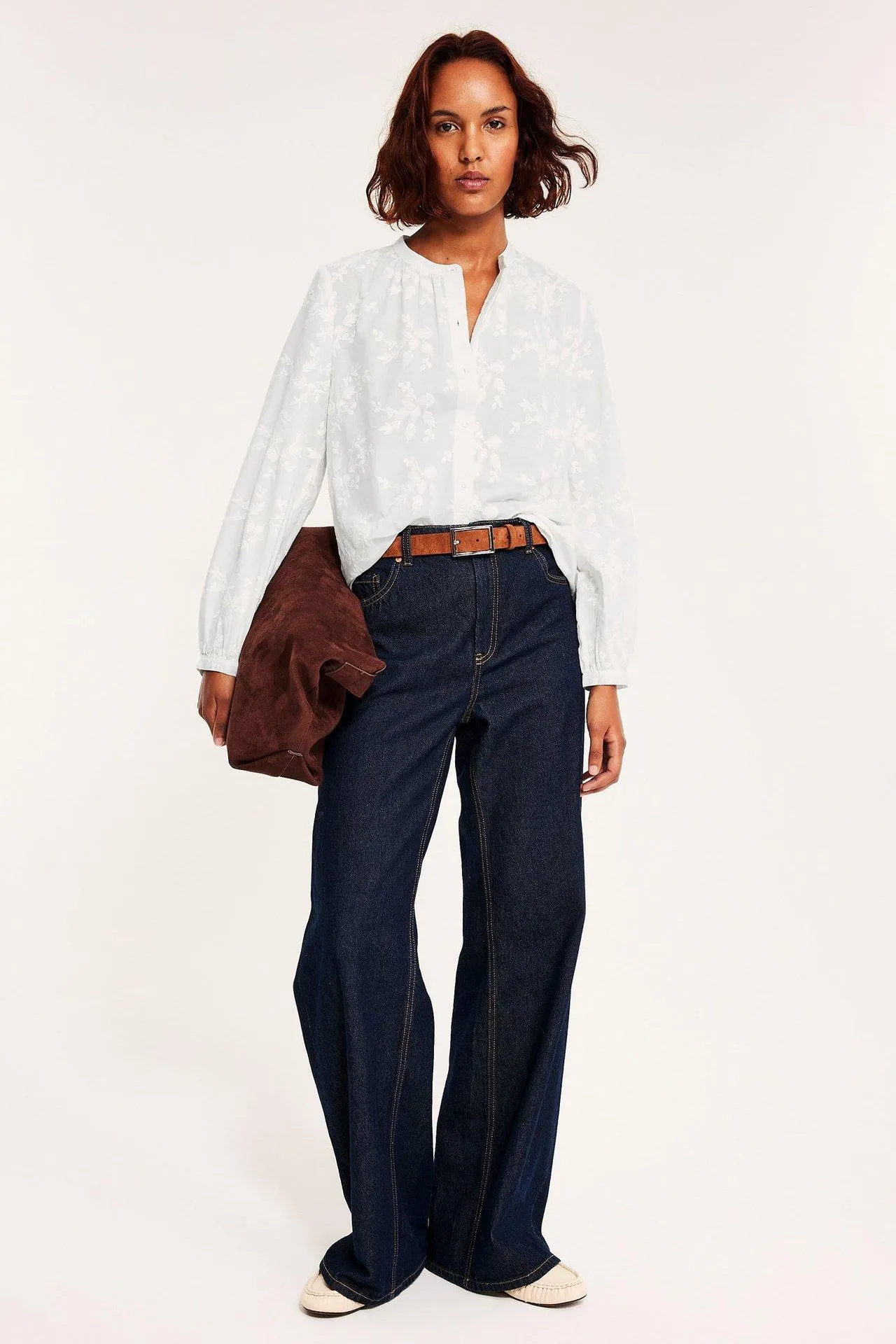 Paitapusero, jossa on brodeeraus