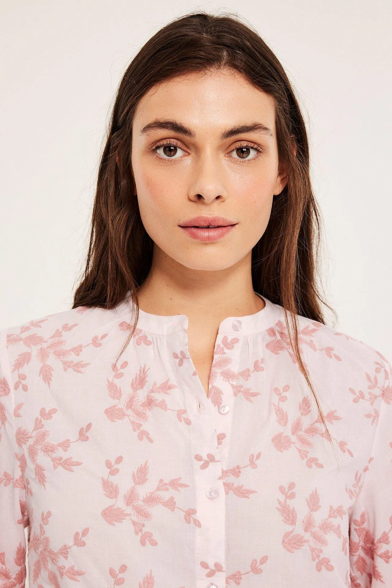 Paitapusero, jossa on brodeeraus