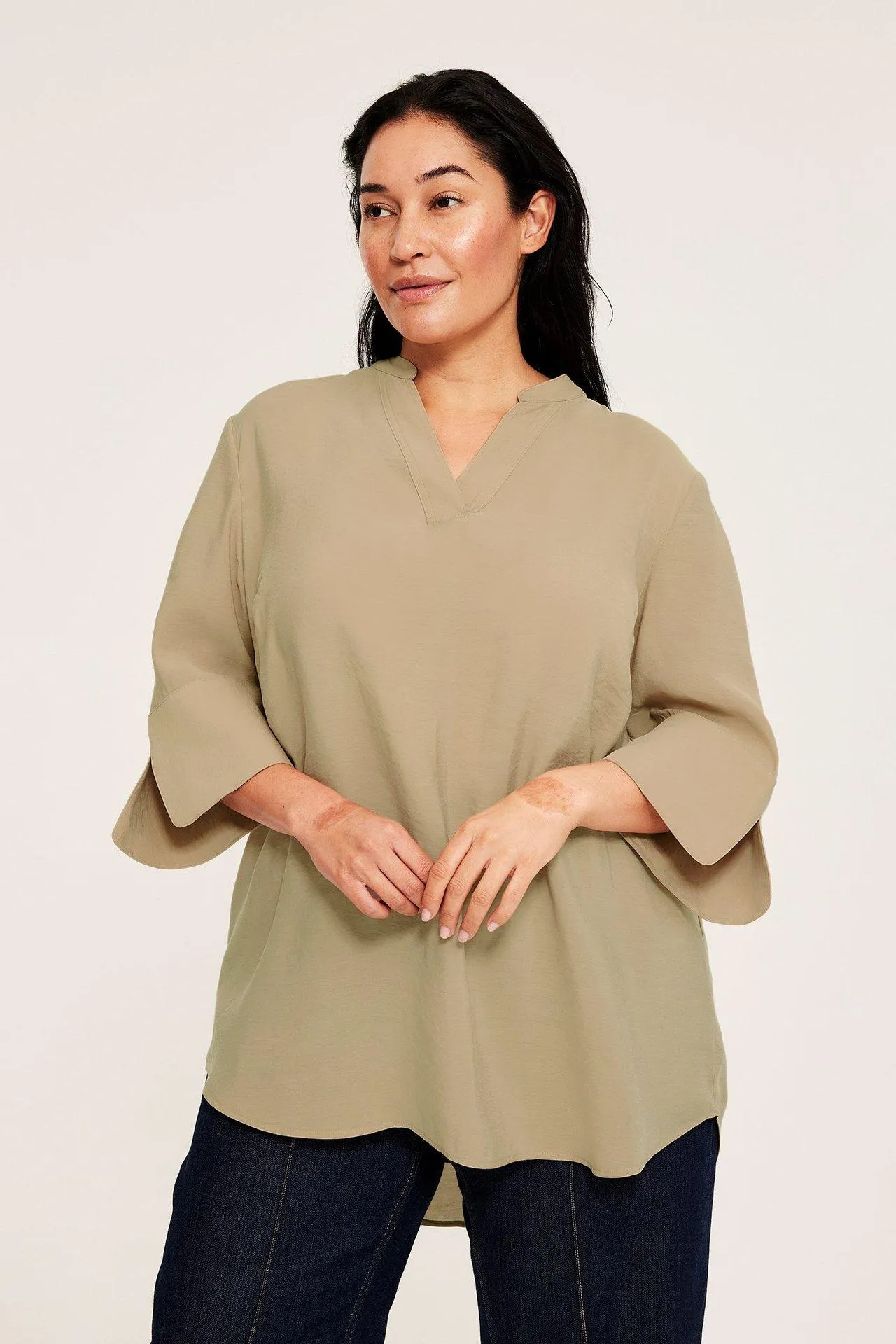 V-kauluksellinen pusero