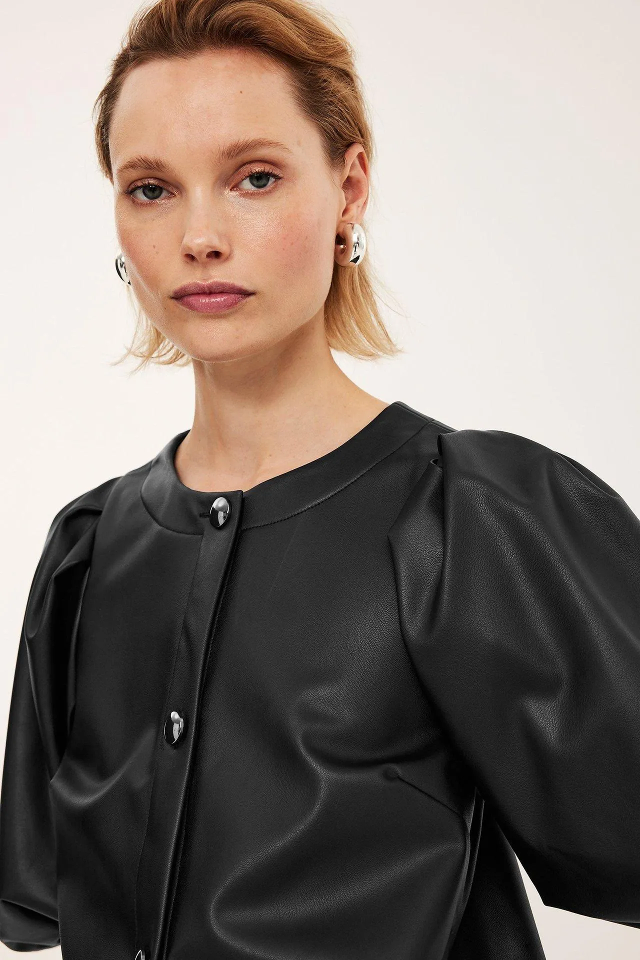 Paitapusero, jossa on puhvihihat