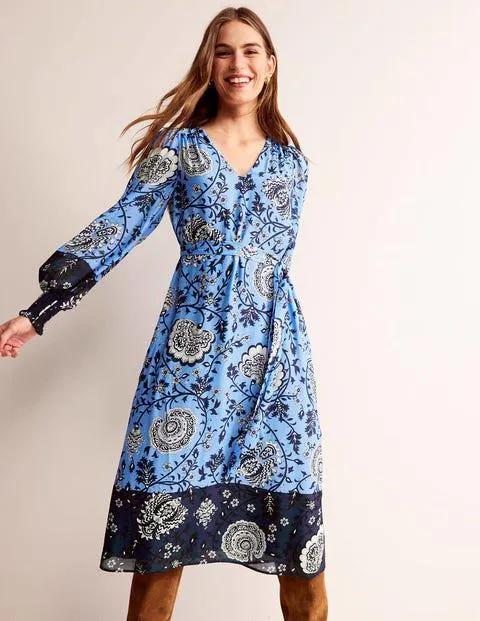 Robe en georgette froissée à taille nouée